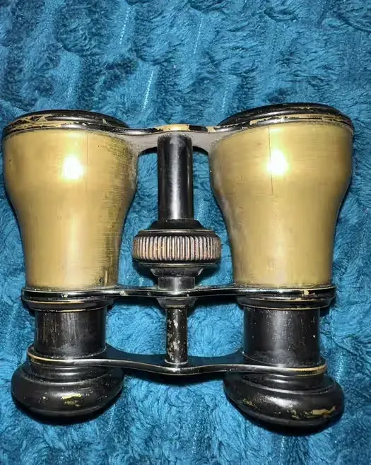 Stara lornetka wojskowa — praca twórcy byohandra na Freshwall Marketplace