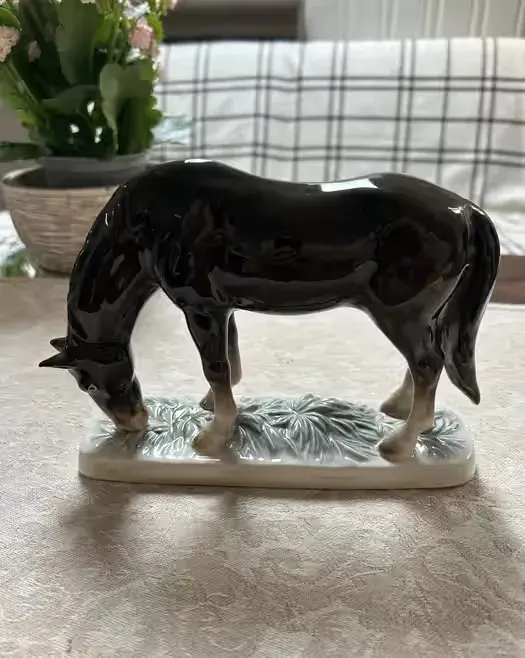 Stara porcelanowa figurka pasącego się konia – Japonia – MB K.E.T.O. Import – vintage — praca twórcy Mark na Freshwall Marketplace