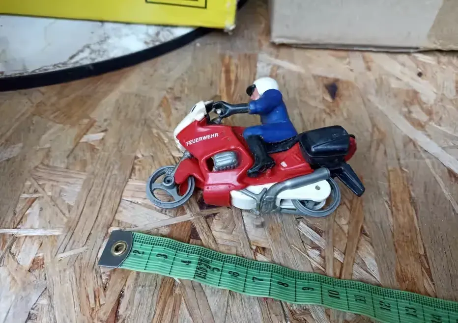 Stara vintage niemiecka zabawka motocykl służb ratowniczych z kierowcą — praca twórcy roniweroni1 na Freshwall Marketplace