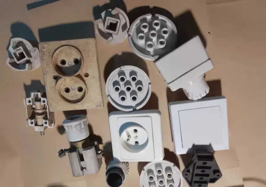 stare kontakty , korki , pozostałości elektryczne różne z demontażu — praca twórcy Mag na Freshwall Marketplace
