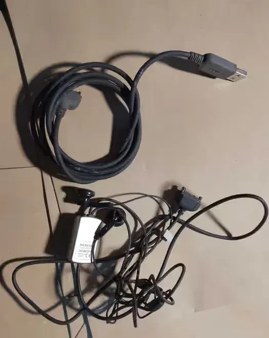 stare słuchawki i przewód/kabel nokia do starych telefonów komórkowych — praca twórcy Mag na Freshwall Marketplace