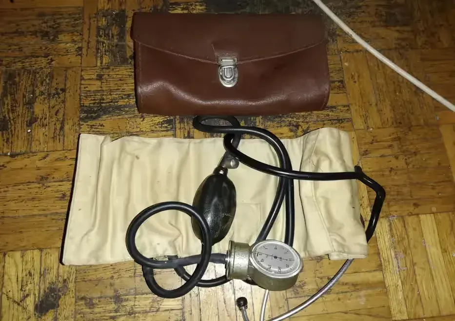 Stary ciśnieniomierz Retro PRL + etui — praca twórcy adrian na Freshwall Marketplace