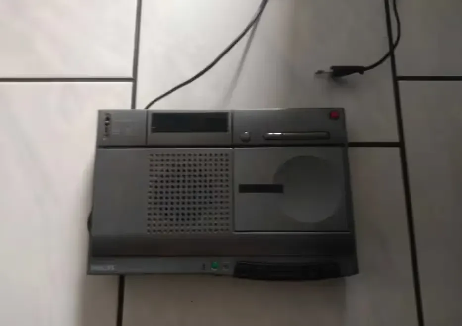 stary radiobudzik philips aj3800 — praca twórcy chriis na Freshwall Marketplace