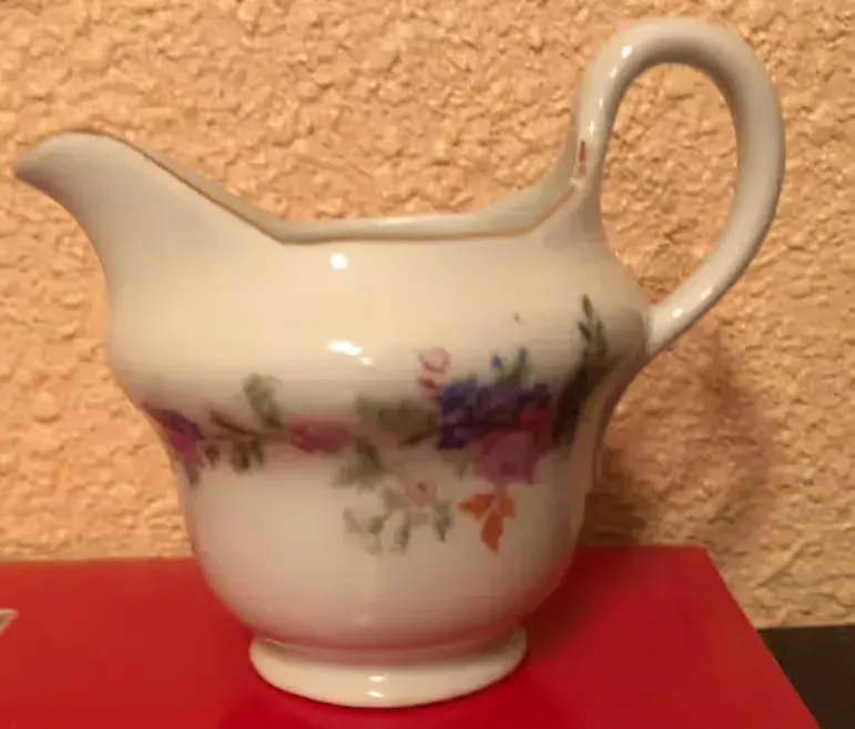 Stary sygnowany czechosłowacki mlecznik — praca twórcy Paweł na Freshwall Marketplace