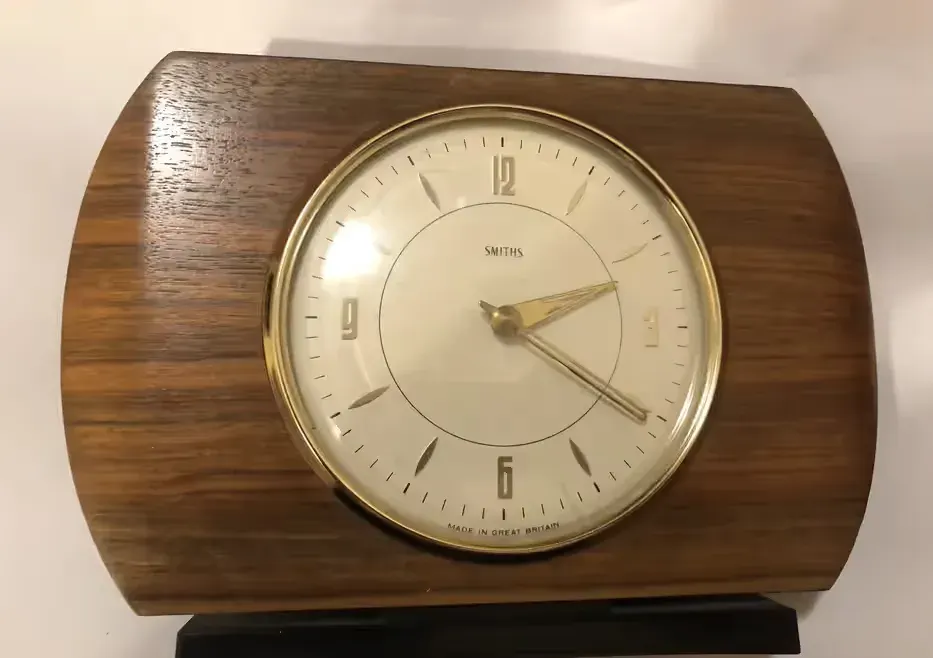 Stary Vintagny zegar  Smiths Recycled Mantel Watch 1960 — praca twórcy Sasha na Freshwall Marketplace