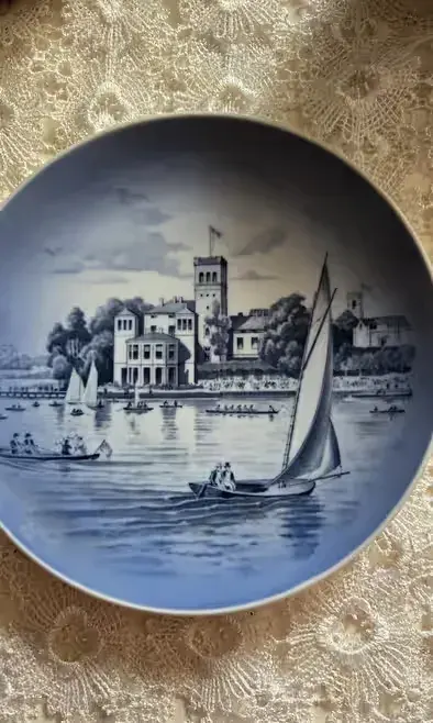 Talerzyk Royal 1973 — praca twórcy Renata na Freshwall Marketplace