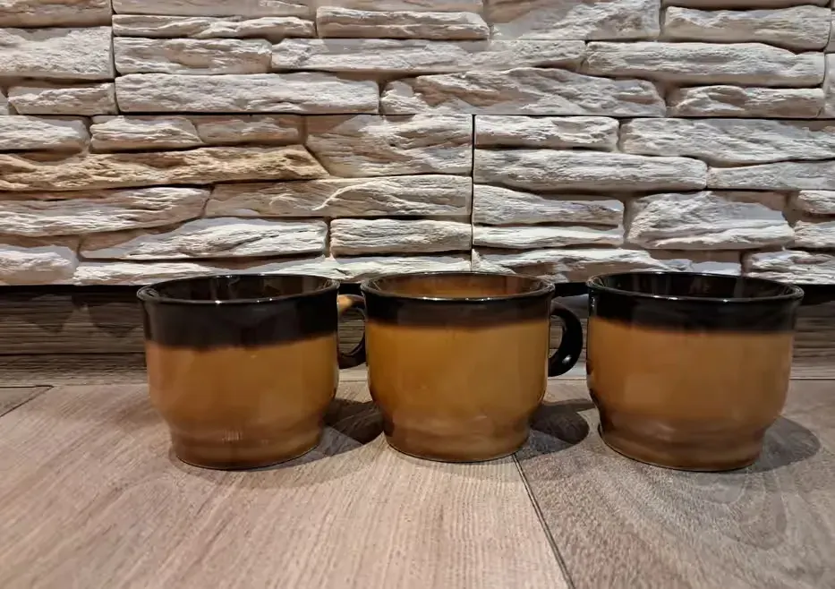 Trzy miodowe filiżanki do espresso Pruszków PRL — praca twórcy ellusia76 na Freshwall Marketplace