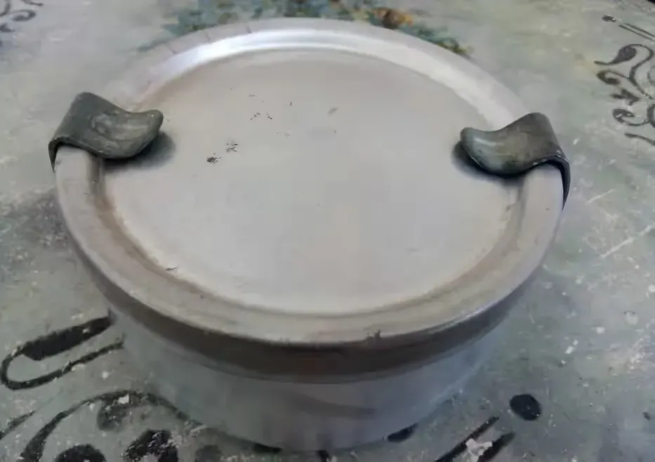 Turystyczna maselniczka, aluminiowy pojemnik, PRL — praca twórcy Magda na Freshwall Marketplace