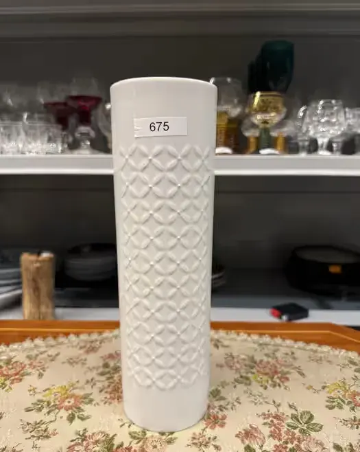 Wazon porcelanowy Hutschenreuther wysoki biały sygnowany retro 675 — praca twórcy Mebello Lumpello na Freshwall Marketplace