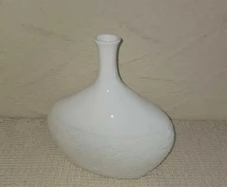 Wazon Rosenthal Studio-Line – Biała Porcelana z Kwiatowym Reliefem – Vintage — praca twórcy MAGDALENA na Freshwall Marketplace