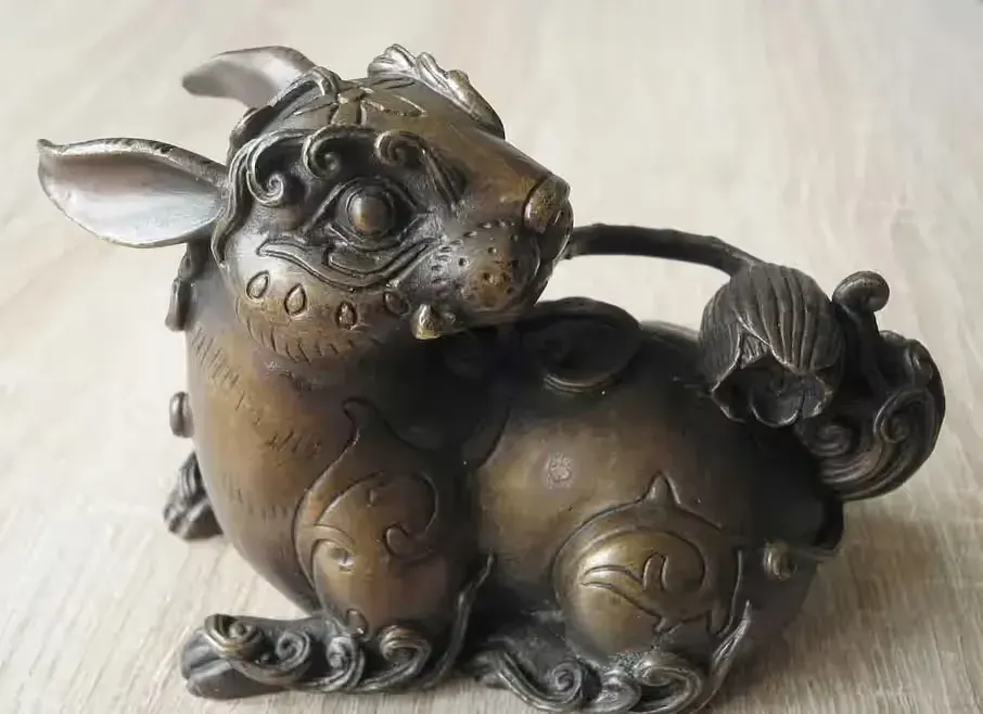 Zabytkowa figurka z brązu - Księżycowy Królik (Yuetu) z lat 1920-40 — praca twórcy Małgorzata Poźniak na Freshwall Marketplace