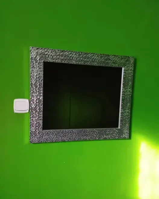 Lustro-  ścienne — praca twórcy Joanna na Freshwall Marketplace