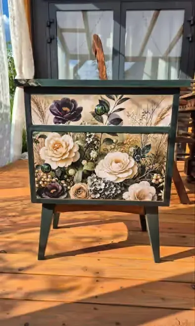 Szafka vintage ręcznie malowana, stylizowana — praca twórcy Monika Ostrowska na Freshwall Marketplace