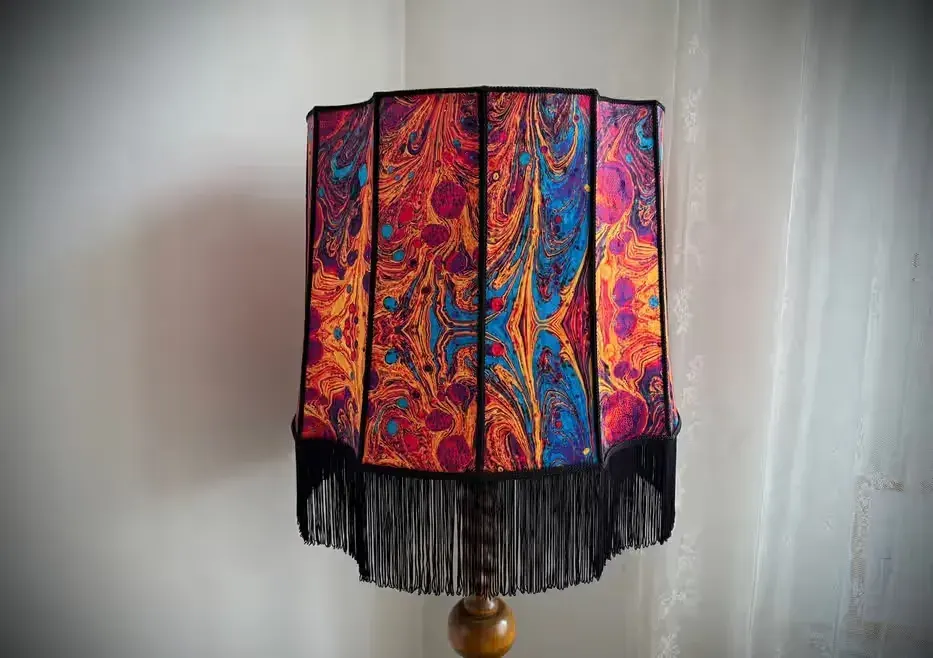 Antyczna lampa podłogowa z ręcznie szytym, abstrakcyjnym abażurem. — praca twórcy Paweł na Freshwall Marketplace