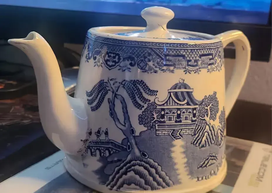 Antyczny angielski czajnik Staffordshire Blue Willow, 1914 rok — praca twórcy ROMAHA1974 na Freshwall Marketplace