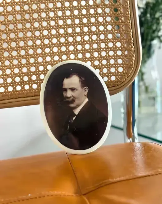 Antyczny porcelanowy medalion nagrobny z XIX wieku — praca twórcy Nela Picks Antiques na Freshwall Marketplace