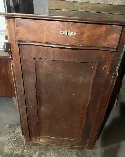 Bardzo stara zabytkowa szafa do renowacji.  85 x 135 x 45 — praca twórcy Paweł na Freshwall Marketplace