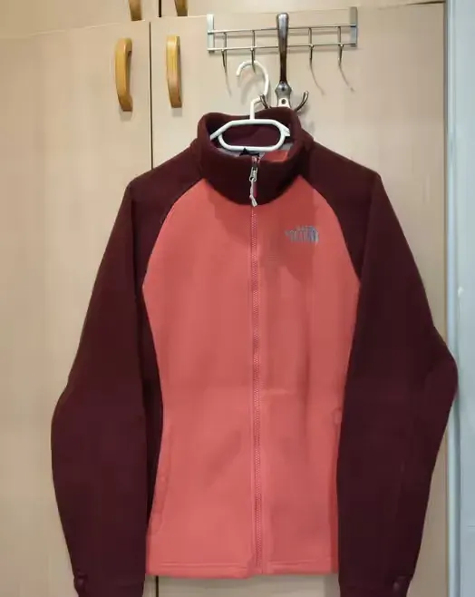 bluza polarowa damska The North Face haft logo — praca twórcy Andrzej na Freshwall Marketplace