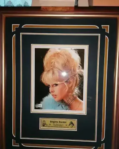 Brigitte Bardot autograf na pięknej fotografii w eleganckiej ramie — praca twórcy Jolanta na Freshwall Marketplace