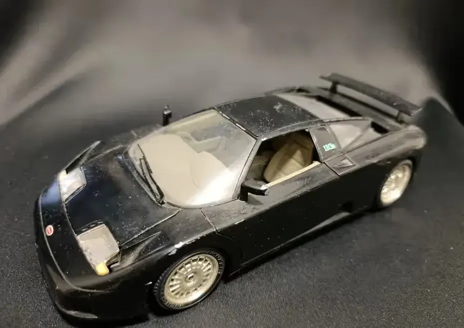 Bugatti EB 110 - 1991 samochód METALOWY model Bburago 1/18 — praca twórcy Tetiana na Freshwall Marketplace