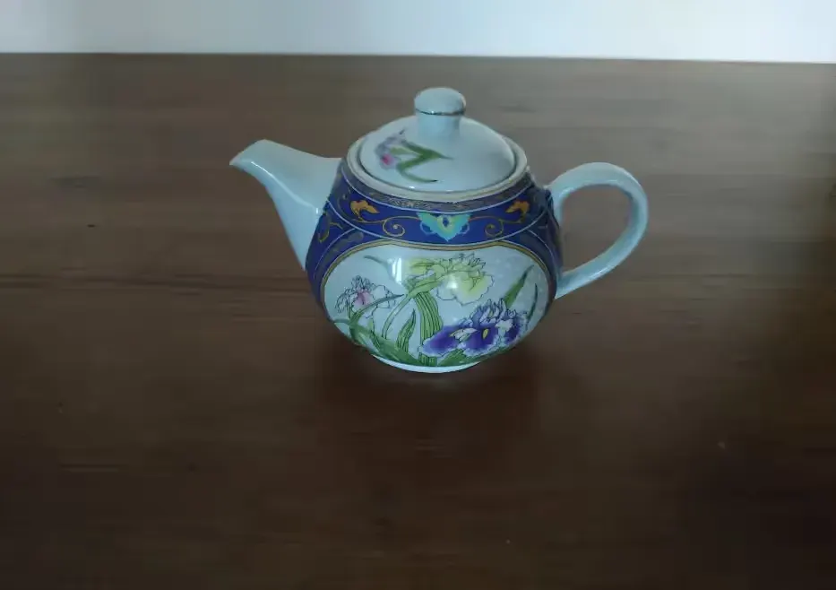 Ceramiczny dzbanek z przykrywką.ładnie zdobiony — praca twórcy WALDEK na Freshwall Marketplace