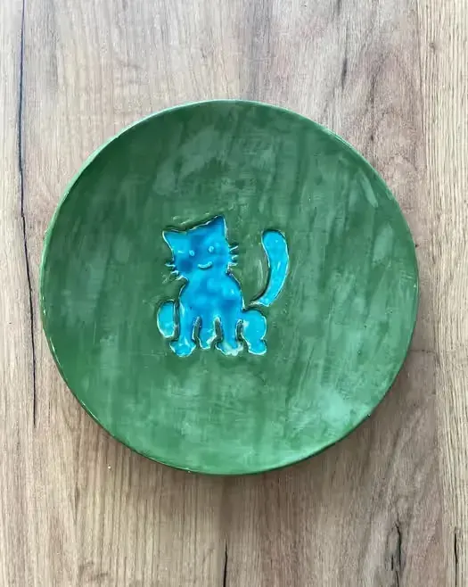Ceramika rękodzieło- talerz 21 cm z kotkiem — praca twórcy Jowita na Freshwall Marketplace
