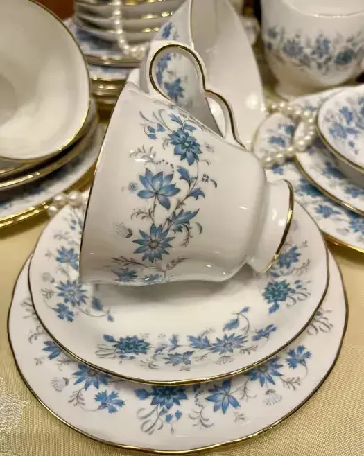 **Co ludzie powiedza? Hiacynta Vintage Filiżanka Porcelana Angielska — praca twórcy Porcelana Vintage na Freshwall Marketplace