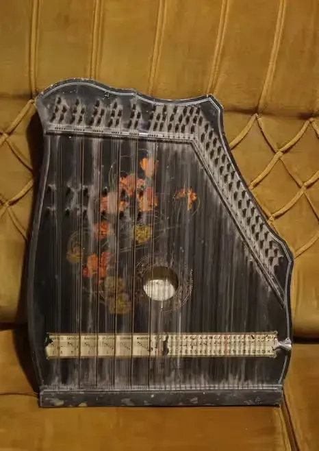 cytra mandolina  zabytek Mandolin Accord-Zither uszkodzona — praca twórcy Joanna na Freshwall Marketplace