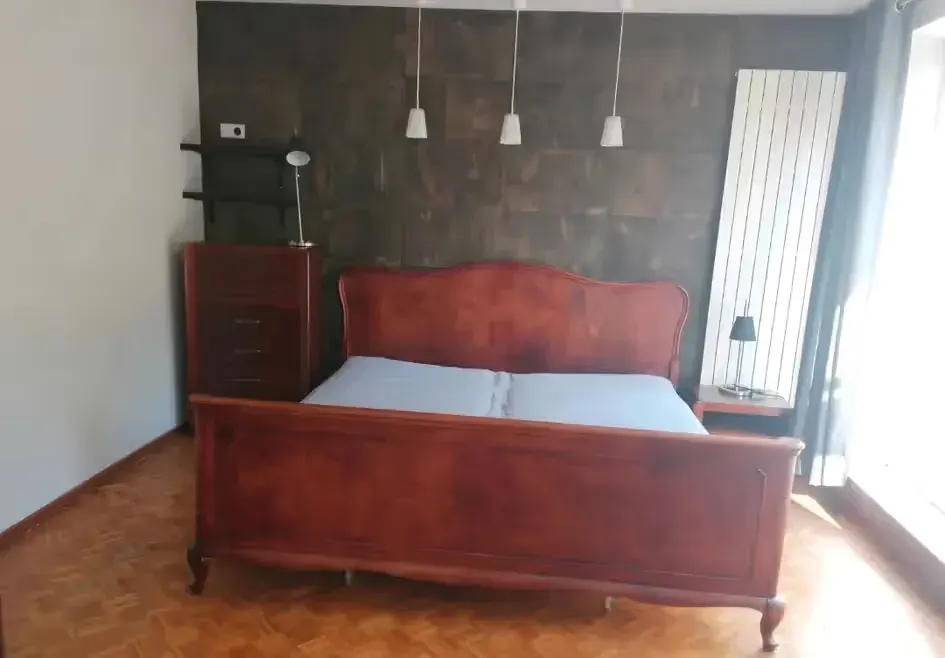 Dębowe stare łóżko — praca twórcy Aleksandra B. na Freshwall Marketplace