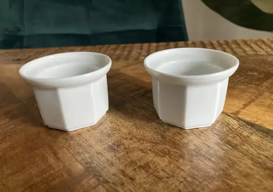 Dwa białe świeczniki dla tealight Schirnding Bavaria — praca twórcy Adorostoria na Freshwall Marketplace