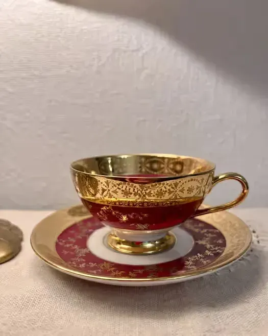 **Elegancki CARLSBAD GLORIA Złoto Wino Mocca filiżanka BOHEMIA Vintage — praca twórcy Porcelana Vintage na Freshwall Marketplace