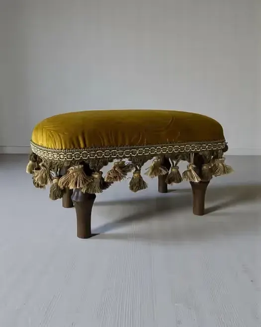 Elegancki podnóżek pufa vintage retro chwosty musztardowy złoty welur — praca twórcy Krzysztof na Freshwall Marketplace
