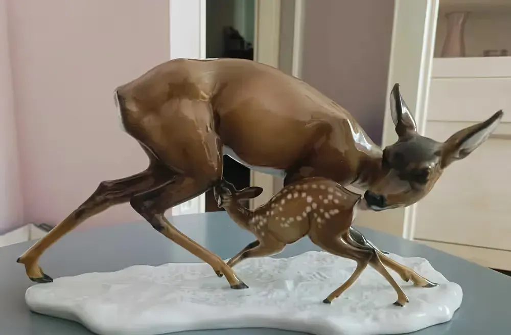 Figurka porcelanowa — praca twórcy Anna na Freshwall Marketplace