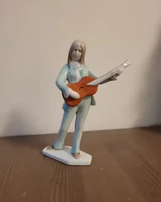 Figurka porcelanowa Aquincum Węgry — praca twórcy Anna na Freshwall Marketplace