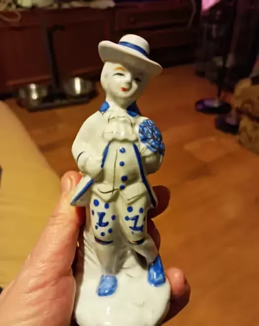 Figurka porcelanowa kawaler — praca twórcy Milena na Freshwall Marketplace
