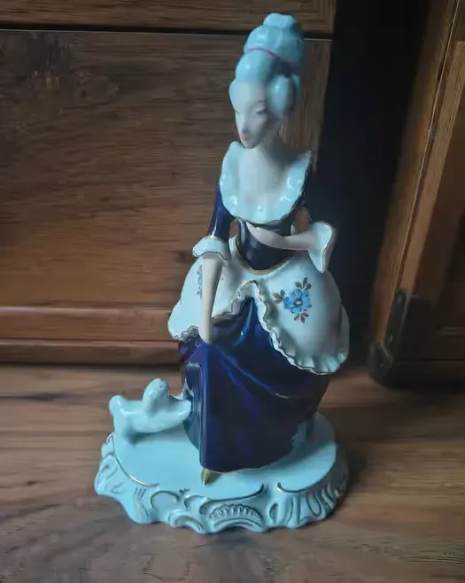 Figurka porcelanowa Royal dux dama z pieskiem — praca twórcy Teresa na Freshwall Marketplace