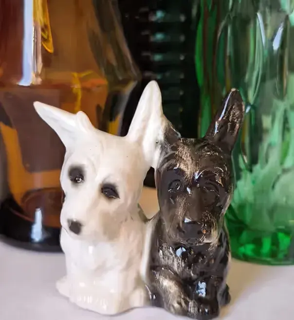 Figurka psy szkockie terrier piękna stara porcelana — praca twórcy Marzena na Freshwall Marketplace