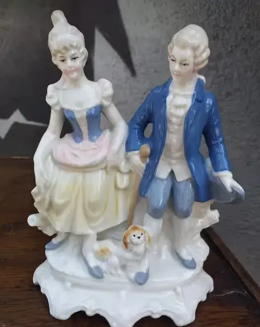 Figurka z porcelany — praca twórcy Edyta na Freshwall Marketplace