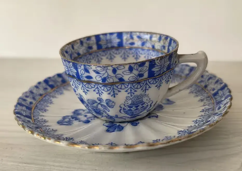 Filiżanka ze spodkiem China Blau — praca twórcy To i owo na Freshwall Marketplace