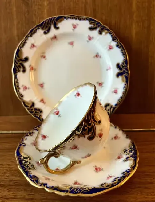 *HAMMERSLEY Wiktoriańska Filiżanka Porcelana Kostna Kobalt Złoto Róże — praca twórcy Porcelana Vintage na Freshwall Marketplace