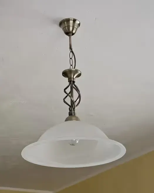 Klasyczna lampa wisząca / Żyrandol – mosiądz i szkło matowe — praca twórcy Jarek na Freshwall Marketplace