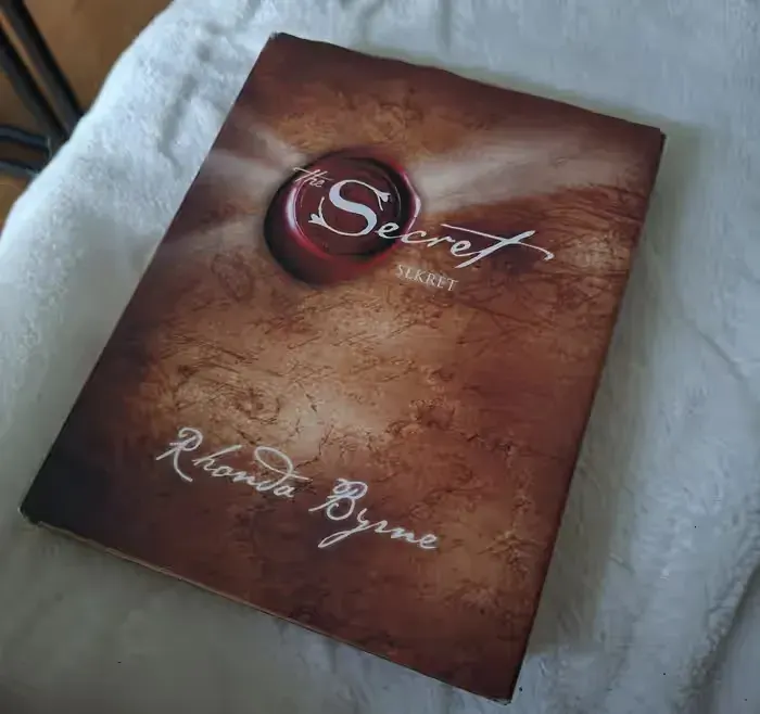 Kolekcjonerski egzemplarz Sekret Rhonda Byrne — praca twórcy Anna na Freshwall Marketplace