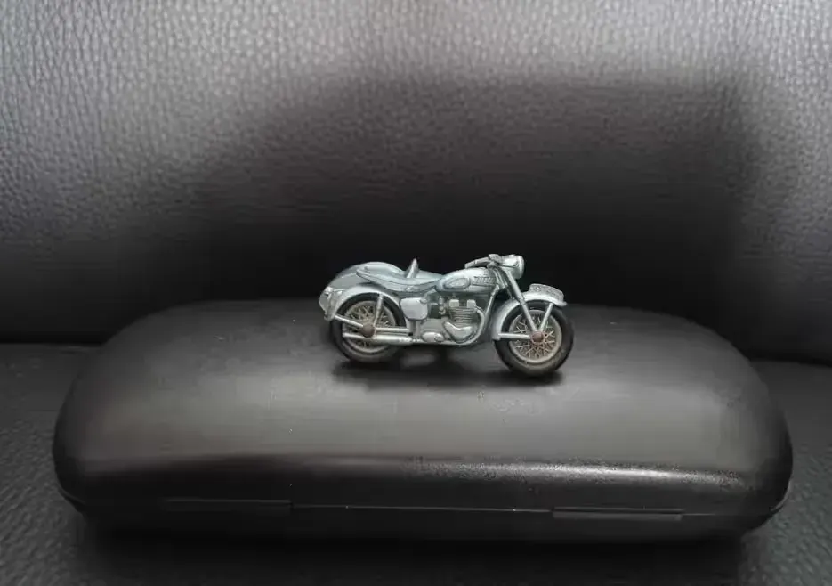 Kolekcjonerski motor Triumph by Lesney — praca twórcy Slavcio na Freshwall Marketplace