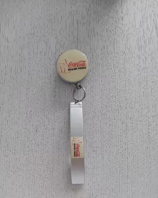 Kolekcjonerski otwieracz Coca-Cola na lince — praca twórcy An na Freshwall Marketplace