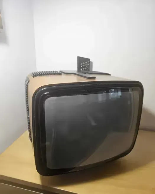 Kolorowy Teiewizor Brionvega Spot 2.  1960 — praca twórcy Wladek na Freshwall Marketplace