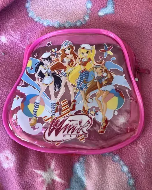 Kosmetyczka Winx Club – oryginalny gadżet z magazynu — praca twórcy Sylvrea na Freshwall Marketplace