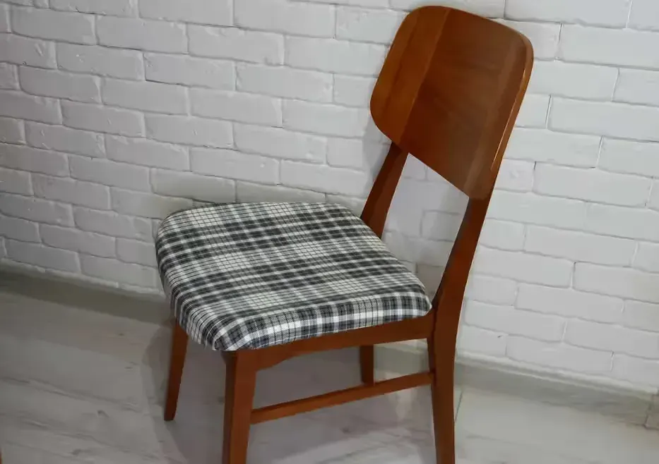 Krzesło PRL po renowacji Bilea — praca twórcy Monika na Freshwall Marketplace