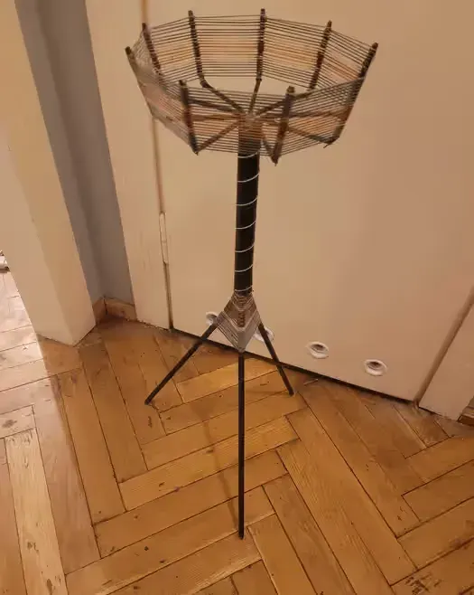 Kwietnik pasiak żyłkowiec z PRLu stojak doniczka oslonka na kwiatek 25x80cm ryba czy kwiatek kultowy po babci — praca twórcy Maciej na Freshwall Marketplace