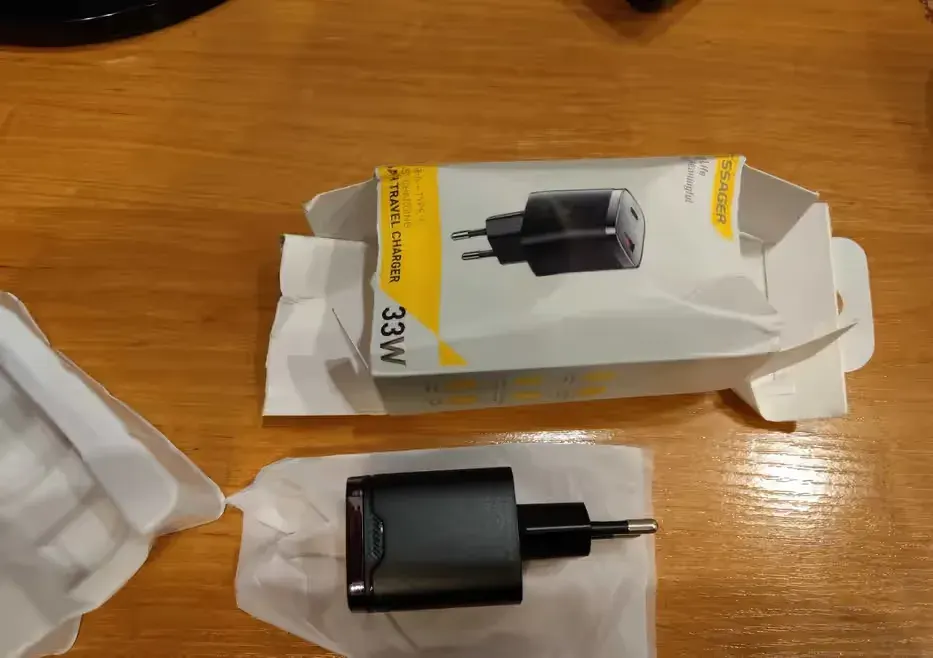 ladowarka 33W fast charger GAN Essager z wyswietlaczem — praca twórcy Andrzej na Freshwall Marketplace