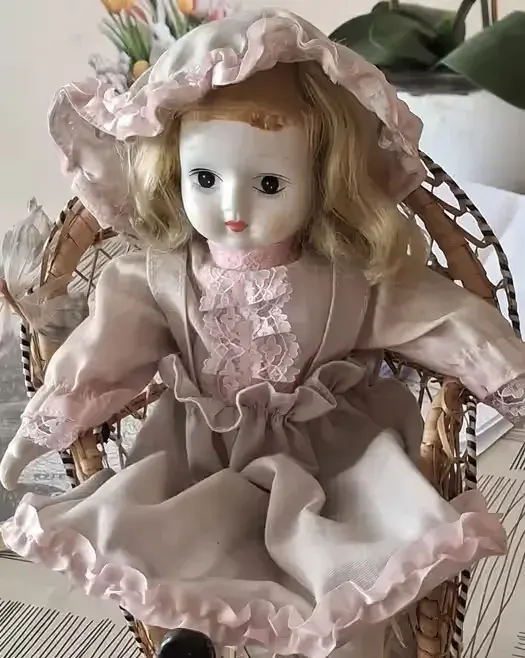 Lalka porcelanowa w koszyczku — praca twórcy Krystyna na Freshwall Marketplace